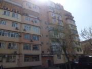 Satılır 2 otaqlı 65 m2 köhnə tikili Elmlər Akademiyası m.