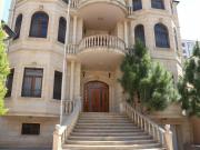İcarəyə verilir 10 otaqlı 750 m2 həyət evi Gənclik m.
