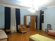 İcarəyə verilir 4 otaqlı 204 m2 köhnə tikili Nizami m.