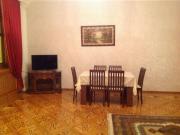 İcarəyə verilir 4 otaqlı 120 m2 köhnə tikili Nizami m.