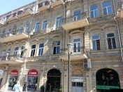 İcarəyə verilir 5 otaqlı 200 m2 köhnə tikili Sahil m.