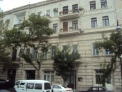 Satılır 3 otaqlı 86 m2 köhnə tikili Axundov bağı