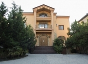 İcarəyə verilir 8 otaqlı 860 m2 həyət evi Gənclik m.