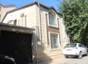 İcarəyə verilir 6 otaqlı 450 m2 həyət evi Gənclik m.