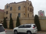 İcarəyə verilir 10 otaqlı 650 m2 həyət evi Gənclik m.