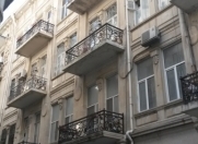 İcarəyə verilir 5 otaqlı 250 m2 köhnə tikili Nizami kinoteatrı