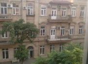 İcarəyə verilir 3 otaqlı 700 m2 köhnə tikili İçəri Şəhər m.