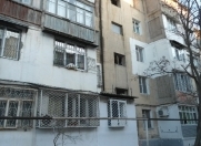 Satılır 4 otaqlı 75 m2 köhnə tikili İnşaatçılar m.