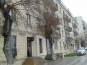 Satılır 2 otaqlı 120 m2 obyekt Memar Əcəmi m.