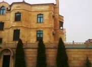 İcarəyə verilir 10 otaqlı 650 m2 həyət evi Gənclik m.