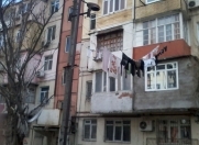 Satılır 3 otaqlı 65 m2 köhnə tikili Moskva univermağı