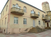 Satılır 17 otaqlı 1000 m2 həyət evi 9 mkr