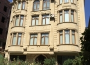 İcarəyə verilir 13 otaqlı 950 m2 həyət evi Gənclik m.