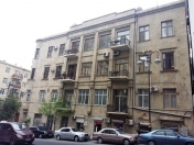 Satılır 3 otaqlı 100 m2 köhnə tikili Axundov bağı