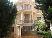 İcarəyə verilir 8 otaqlı 700 m2 həyət evi Gənclik m.