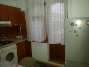 Satılır 3 otaqlı 65 m2 köhnə tikili İnşaatçılar m.