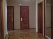 İcarəyə verilir 3 otaqlı 135 m2 yeni tikili Tibb Universiteti