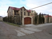 Satılır 9 otaqlı 550 m2 həyət evi Buzovna