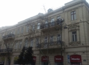 İcarəyə verilir 2 otaqlı 72 m2 köhnə tikili Sahil m.