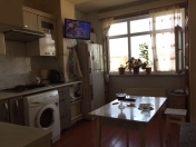 Satılır 3 otaqlı 90 m2 köhnə tikili Bakıxanov