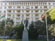 İcarəyə verilir 3 otaqlı 80 m2 köhnə tikili Rusiya səfirliyi