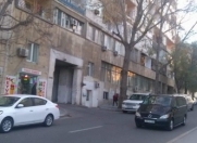 Satılır 2 otaqlı 65 m2 köhnə tikili Axundov bağı