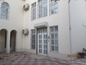 İcarəyə verilir 6 otaqlı 300 m2 həyət evi Gənclik m.