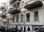 Satılır 4 otaqlı 100 m2 köhnə tikili Axundov bağı