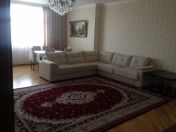 İcarəyə verilir 4 otaqlı 176 m2 yeni tikili Nizami m.
