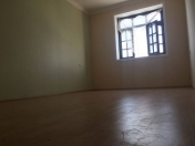 Satılır 5 otaqlı 160 m2 köhnə tikili Salyan