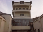 Satılır 15 otaqlı 880 m2 həyət evi Əmircan