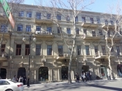 Satılır 8 otaqlı 305 m2 köhnə tikili Sahil m.