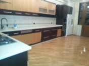 İcarəyə verilir 4 otaqlı 200 m2 yeni tikili Tibb Universiteti