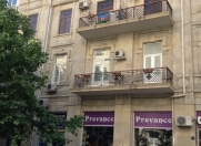 Satılır 2 otaqlı 70 m2 köhnə tikili C.Cabbarlı heykəli