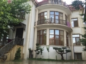 Satılır 8 otaqlı 600 m2 həyət evi Badamdar