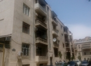 Satılır 3 otaqlı 80 m2 köhnə tikili Axundov bağı