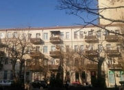 Satılır 3 otaqlı 82 m2 köhnə tikili Axundov bağı