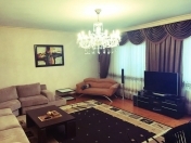 Satılır 5 otaqlı 120 m2 köhnə tikili Xalqlar Dostluğu m.