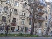 Satılır 2 otaqlı 56 m2 köhnə tikili Elmlər Akademiyası m.