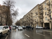 İcarəyə verilir 4 otaqlı 140 m2 köhnə tikili Nizami m.