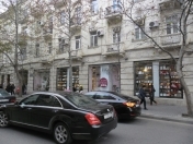 Satılır 3 otaqlı 200 m2 köhnə tikili Sahil m.