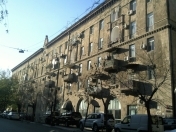 İcarəyə verilir 2 otaqlı 90 m2 köhnə tikili 28 May m.