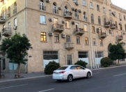Satılır 3 otaqlı 100 m2 köhnə tikili Səbail r.