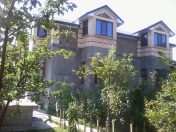 İcarəyə verilir 5 otaqlı 1000 m2 villa Şəki