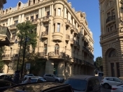 İcarəyə verilir 5 otaqlı 150 m2 köhnə tikili Sahil m.