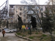 Satılır 2 otaqlı 45 m2 köhnə tikili Moskva univermağı