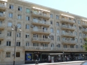 İcarəyə verilir 2 otaqlı 70 m2 köhnə tikili Ayna Sultanova heykəli