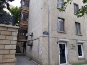 Satılır 3 otaqlı 75 m2 köhnə tikili Hərbi Hospital
