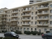 Satılır 3 otaqlı 100 m2 köhnə tikili Elmlər Akademiyası m.