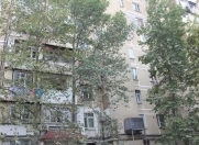 Satılır 2 otaqlı 80 m2 köhnə tikili Axundov bağı